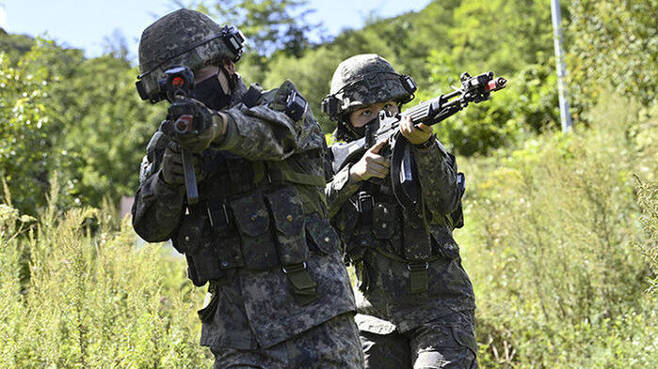 육군 초급 부사관들이 강원도 인제 과학화전투훈련단에서 경계를 하며 이동하고 있다.