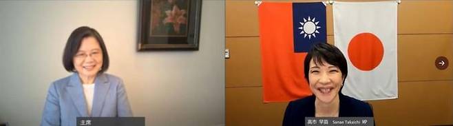 다카이치 사나에 전 총무상(오른쪽)이 지난 20일 차이잉원 대만 총통과의 화상회담을 트위터에 공개했다. 다카이치 전 총무상 등 뒤에는 대만 국기인 청천백일기와 일장기가 걸려있다. 트위터 캡처