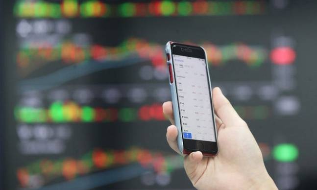 가상화폐 거래소 직원이 시세를 확인하고 있다. 연합뉴스