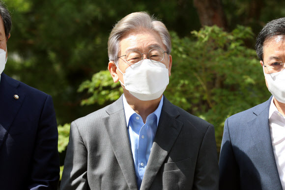질의응답하는 이재명 - 더불어민주당 대선 예비후보인 이재명 경기도지사가 18일 오전 광주 남구 한 미혼모 시설을 방문한 뒤 취재진의 질문에 답하고 있다. 2021.9.18 연합뉴스