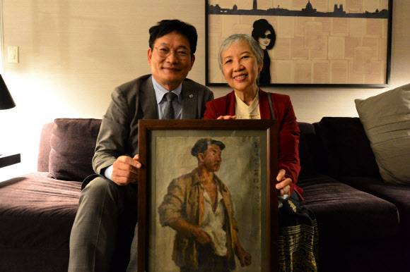 미국을 방문한 송영길(왼쪽) 더불어민주당 대표가 21일(현지시간) 미국 워싱턴 페어몬트 호텔에서 재미 미얀마인 킨 메이 조로부터 평양 출신 서양화가인 김관호의 작품을 기증받고 있다.민주당 제공