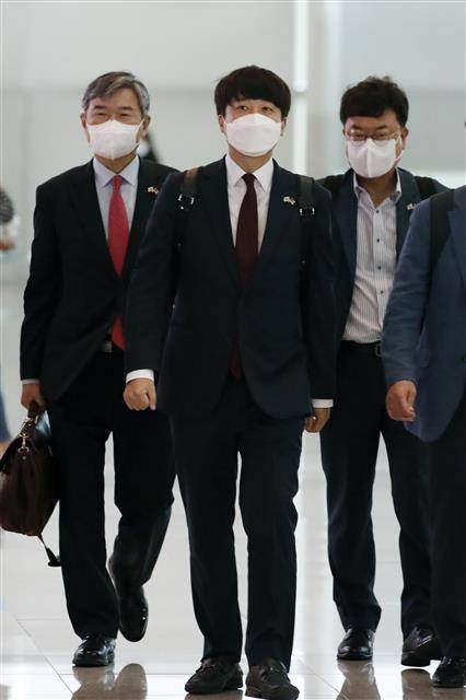 22일 이준석(가운데) 국민의힘 대표가 취임 후 첫 미국 방문을 위해 인천국제공항을 통해 출국하는 모습.뉴스1