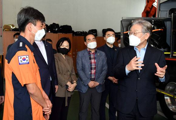 소방관 격려하는 이재명 - 더불어민주당 대권주자인 이재명 경기지사가 22일 서울 동작소방서를 찾아 사회 필수 인력인 소방관들을 격려하고 있다.  2021.9.22 국회사진기자단