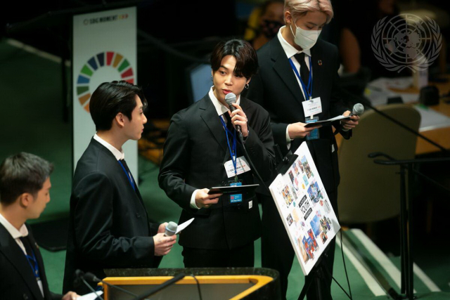 그룹 BTS(방탄소년단) 지민이 20일(현지시각) 뉴욕 유엔본부 총회장에서 열린 제2차 SDG Moment(지속가능발전목표 고위급회의) 개회식에서 발언하고 있다./사진제공=UN