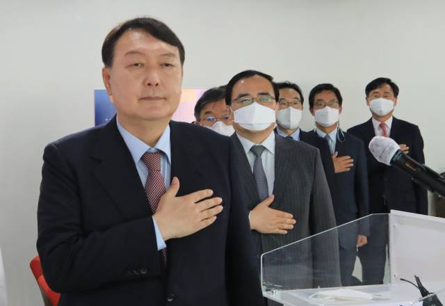 윤석열 국민의힘 대선 예비 후보가 22일 서울 여의도 국민의힘 중앙당사에서 가진 외교안보 관련 공약 발표에서 국민의례를 하고 있다. /권욱 기자