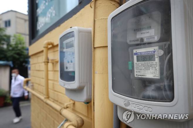 전기계량기 6월 20일 서울 마포구 주택가에 설치된 전기 계량기. [연합뉴스 자료 사진]