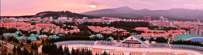 노을지는 북한 삼지연시 풍경 [북한 대외용 화보 '조선' 9월호 캡처. 재판매 및 DB 금지]