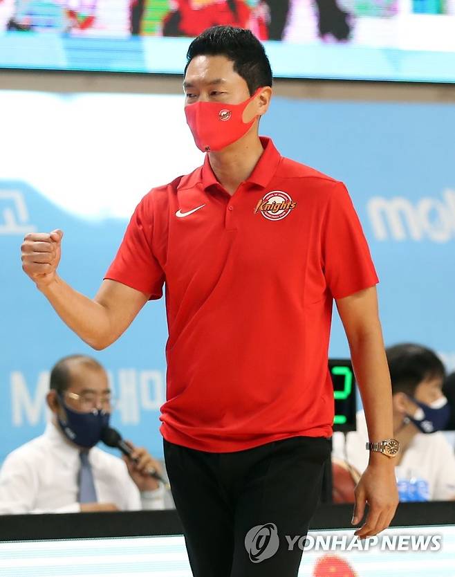 전희철 감독 '주먹 불끈' (상주=연합뉴스) 임헌정 기자 = 18일 오후 경북 상주실내체육관에서 펼쳐진 2021 MG새마을금고 KBL 컵대회 결승전 서울SK-원주DB 경기.
    SK 전희철 감독이 공격 성공 뒤 주먹을 불끈 쥐며 기뻐하고 있다. 2021.9.18 kane@yna.co.kr