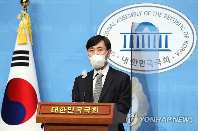 '최저임금 동결' 공약 발표하는 하태경 (서울=연합뉴스) 진성철 기자 = 국민의힘 대권주자인 하태경 의원이 22일 서울 여의도 국회 소통관에서 제11호 공약 '대통령 임기 내 최저임금 동결'을 발표하고 있다.  2021.9.22 zjin@yna.co.kr