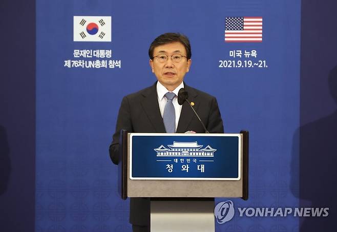 브리핑하는 권덕철 보건복지부 장관 (뉴욕=연합뉴스) 최재구 기자 = 권덕철 보건복지부 장관이 21일(현지시각) 미국 뉴욕 한 호텔에서 한미 백신 협력 협약 체결과 관련해 브리핑하고 있다. 2021.9.22 jjaeck9@yna.co.kr