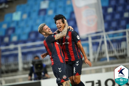 역전 결승 골에 기뻐하는 수원FC의 라스와 정재용 [한국프로축구연맹 제공. 재판매 및 DB 금지]