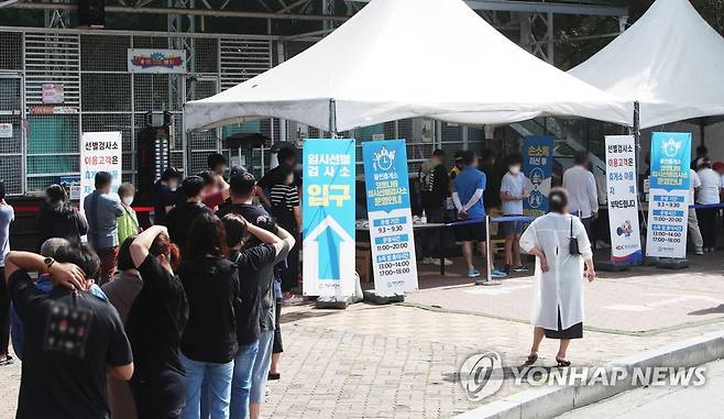 귀경길 코로나19 검사받는 시민들 (용인=연합뉴스) 홍기원 기자 = 추석 연휴 마지막 날인 22일 오전 경기도 용인시 영동고속도로 용인휴게소 인천방향에 설치된 신종 코로나바이러스 감염증(코로나19) 임시선별검사소에서 귀경길 시민들이 검사를 위해 대기하고 있다. 2021.9.22 xanadu@yna.co.kr