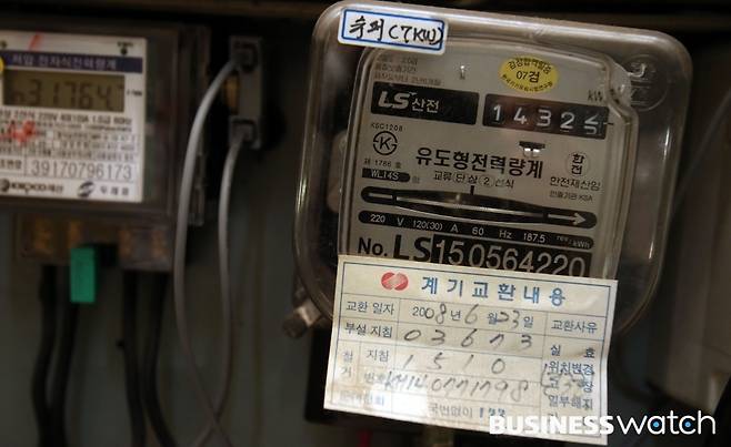 22일 서울에 위치한 다세대주택단지에서 한 입주민이 전기 계량기를 살펴보고 있다./사진=이명근 기자 qwe123@