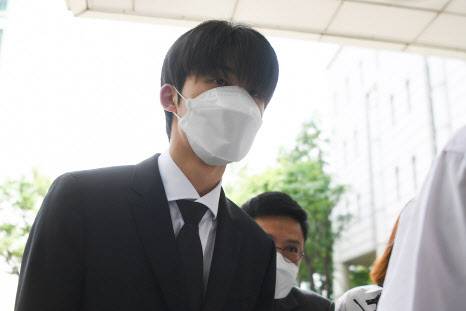 마약류 관리에 관한 법률 위반 혐의를 받고 있는 그룹 아이콘 출신 가수 비아이가 10일 오후 서울 서초구 중앙지방법원에서 열린 선고공판에 출석하고 있다. (사진=뉴시스)