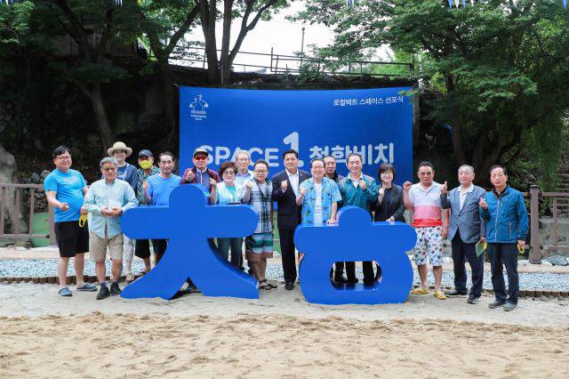 지난해 7월 청학리조트(당시 청학비치)를 찾은 조광한 시장 등 시 관계자들과 주민들.(사진=남양주시 제공)