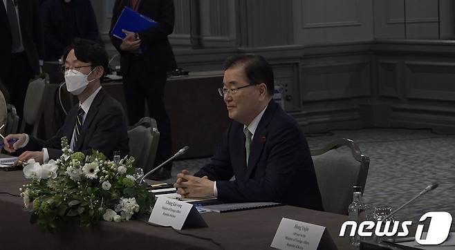 정의용 외교부 장관과 토니 블링컨 미국 국무장관, 모테기 도시미쓰 일본 외무상은 5월5일(현지시간) 오전 영국 런던에서 만나 한미일 외교장관 회담을 개최했다. 이날 회담에서 한미일 3국 외교 수장은 'ㄷ''자 형태로 마련된 테이블에 정 장관은 오른쪽, 블링컨 장관은 가운데, 모테기 외무상은 왼쪽에 앉았다.(외교부 제공 영상 캡처)© 뉴스1