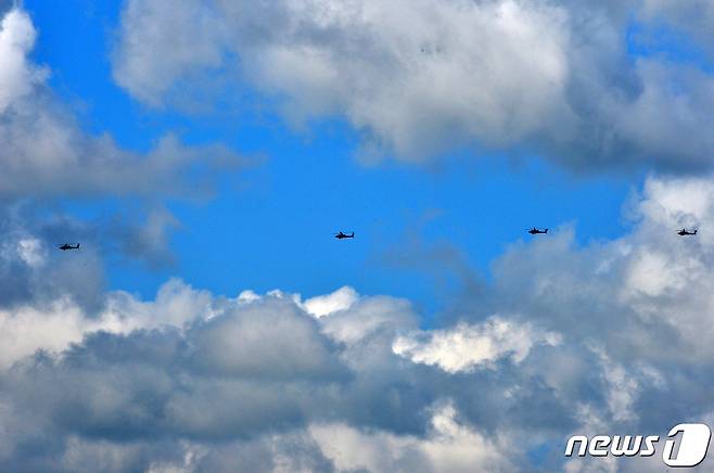육군 아파치 헬기가 15일 경북 포항시 상공 위로 펼쳐진 푸른 가을 하늘을 배경으로 비행하고 있다.2021.9.15/뉴스1 © News1 최창호 기자