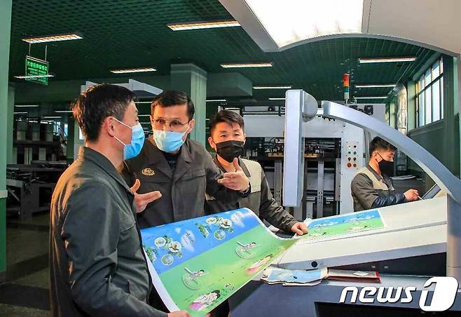 (평양 노동신문=뉴스1) = 북한 노동당 기관지 노동신문은 22일 교육도서인쇄공장 사진을 싣고 "인쇄물의 질을 끌어올리기 위한 사업을 실속있게 내밀고 있다＂고 보도했다. [국내에서만 사용가능. 재배포 금지. DB 금지. For Use Only in the Republic of Korea. Redistribution Prohibited] rodongphoto@news1.kr