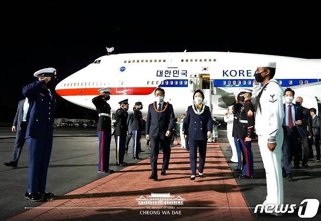 한미 유해 상호 인수를 위해 미국 하와이를 방문한 문재인 대통령과 김정숙 여사가 21일(현지시각) 하와이 히캄 공군기지에 도착해 차량으로 이동하고 있다. (청와대 페이스북) 2021.9.22/뉴스1