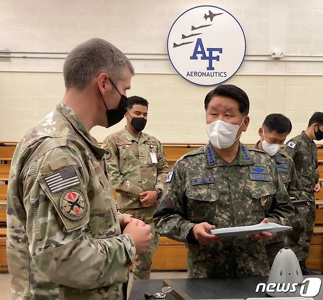 박인호 공군참모총장(오른쪽)이 지난달 27일(현지시각) 미국 공군사관학교의 항공공항 및 우주공학 실험실을 방문해 미공사 교수 및 생도들로부터 현재 진행중인 프로그램과 그 간의 주요성과에 대해 의견을 나누고 있다.(공군 제공) 2021.9.2/뉴스1 © News1 박지혜 기자