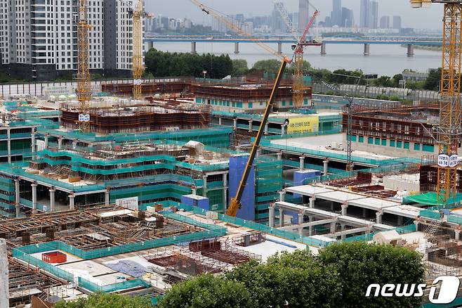 서울 서초구 래미안 원베일리 아파트단지 건축 현장. 2021.6.17/뉴스1 © News1 이재명 기자