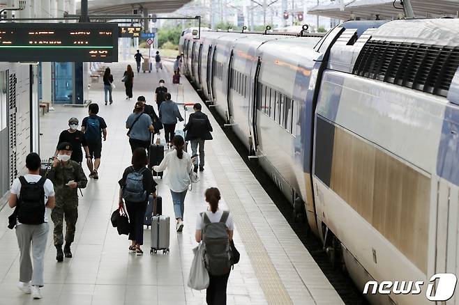 추석 명절 연휴 전 KTX 승강장. (뉴스1 DB)