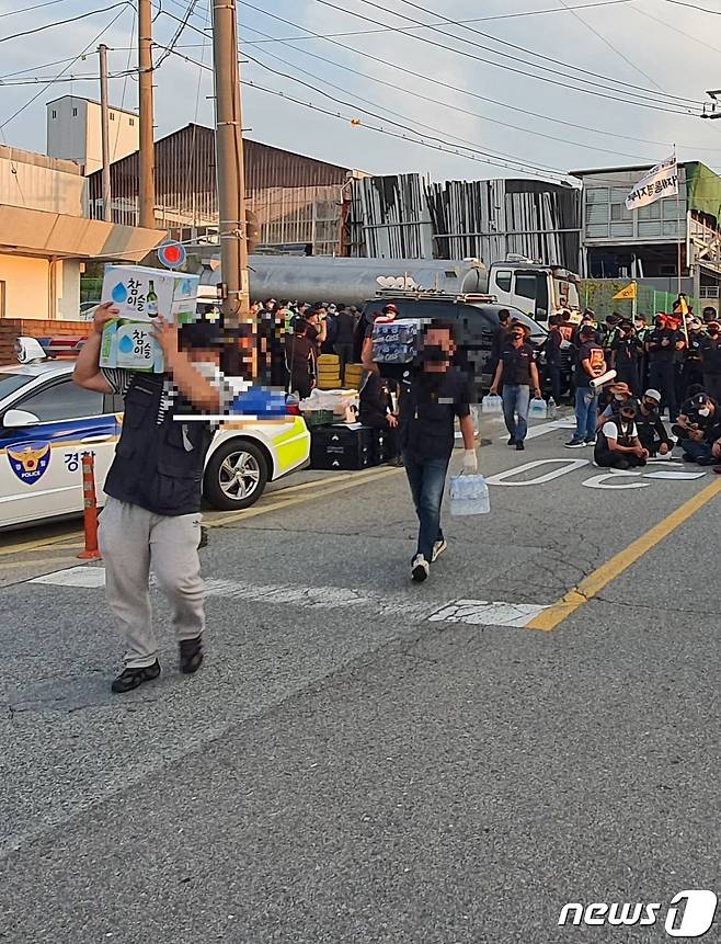 23일 충북 청주시 SPC삼립 청주공장 일원에서 열린 민주노총 전국공공운수노동조합 화물연대본부 집회 현장에 주류가 반입되고 있다.2021.9.23/© 뉴스1 조준영 기자