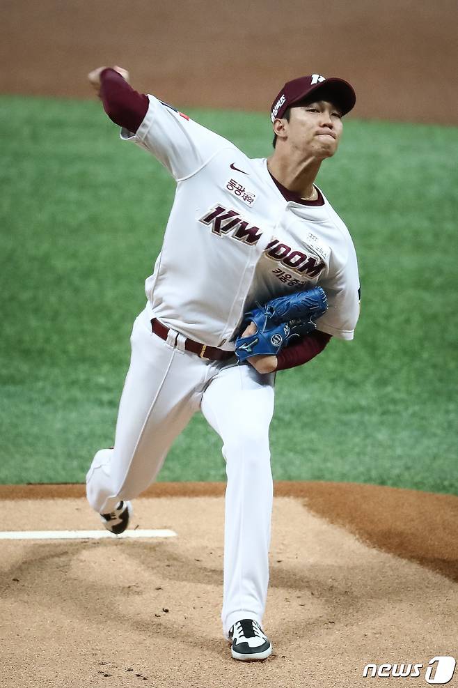 23일 서울 구로구 고척스카이돔에서 열린 프로야구 '2021 신한은행 SOL KBO리그' NC 다이노스와 키움 히어로즈의 경기에서 키움 선발 안우진이 역투하고 있다. 2021.9.23/뉴스1 © News1 유승관 기자