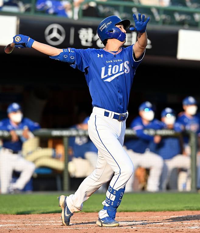 22일 부산 사직야구장에서 '2021 신한은행 SOL KBO리그' 롯데 자이언츠와 삼성 라이온즈의 경기가 열렸다. 7회초 무사에서 삼성 구자욱이 솔로 홈런을 쏘아 올리고 있다. 구자욱은 이날 홈런으로 20홈런 20도루를 기록했다. 사진제공=삼성 라이온즈
