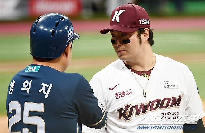 2021 KBO리그 키움 히어로즈와 NC 다이노스의 경기가 23일 고척스카이돔에서 열렸다. 4회초 1사 1루 키움 안우진의 투구에 맞은 NC 양의지가 1루로 향하고 있다. 고척=박재만 기자 pjm@sportschosun.com/2021.09.23/