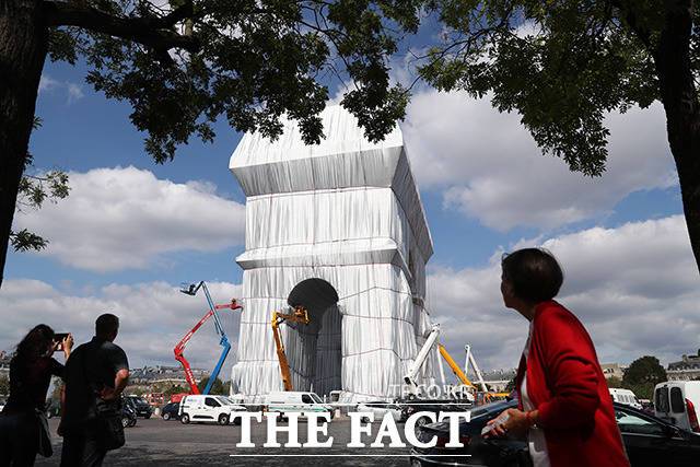 천에 쌓여 있지만,