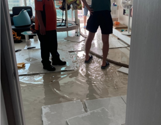 스프링클러 누수 문제로 물바다가 된 아파트 내부./사진=온라인 커뮤니티 캡처