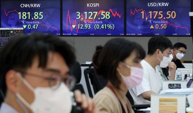 23일 오후 서울 중구 하나은행 딜러들이 업무를 보고 있다. ⓒ 뉴시스