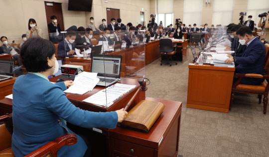 여야가 국회 행안위에서 '고향사랑기부금법'의 법사위 통과를 16일 합의했다.서영교 국회 행정안전위원장이 지난달 19일 서울 여의도 국회에서 열린 행안위 전체회의에서 의사봉을 두드리고 있다. 연합뉴스.