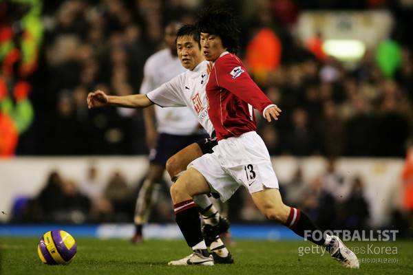 이영표(왼쪽, 토트넘홋스퍼 시절), 박지성(오른쪽, 맨체스터유나이티드 시절). 게티이미지코리아