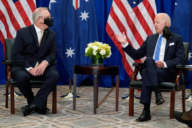 조 바이든(오른쪽) 미국 대통령이 21일 미국 뉴욕에서 오커스(AUKUS) 참여국인 스콧 모리슨 호주 총리와 이야기를 나누고 있다. 뉴욕=AP 연합뉴스