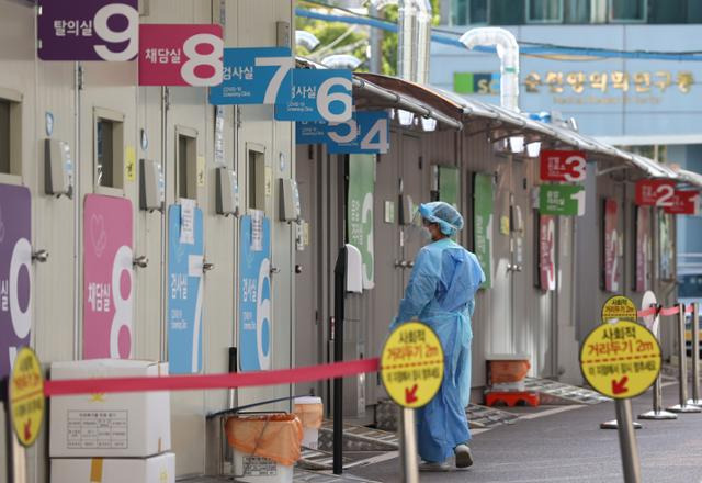 23일 서울 용산구 순천향대학교 부속 서울병원 코로나19 선별검사소에 긴장이 감돌고 있다. 이 병원에서 코로나19 집단감염이 발생해 40여 명의 확진자가 나왔다. 연합뉴스