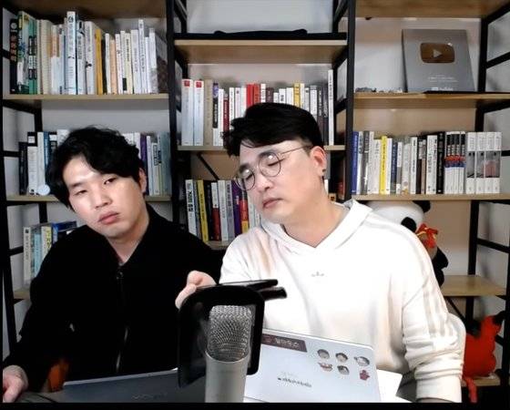 하헌기 더불어민주당 청년대변인(좌)은 지난해 11월 자신의 유튜브 채널 ‘헬마우스’에서 진행한 실시간 방송에서 ‘캡틴TV’ 윤정섭씨와 전화로 토론을 벌였다. [유튜브 캡처]