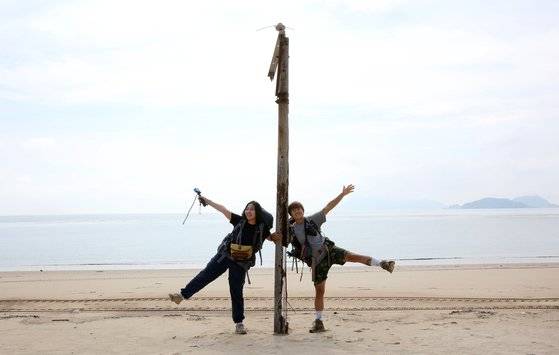 굴업도 백패킹에 동행한 유튜버 '치도(왼쪽)'와 백패커 '채울'. 스물여섯 살 동갑내기는 1박2일 내내 유쾌했고 발랄했다. 사진을 촬영한 장소는 옛날 민어 파시가 열렸던 목기미해변. 손민호 기자