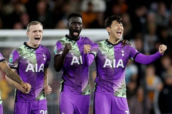 동료가 승부차기를 성공시키자 기뻐하는 토트넘 손흥민(오른쪽). [로이터=연합뉴스]