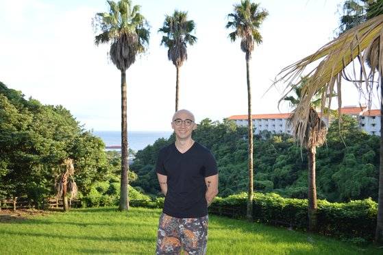 삼성전자 디자이너 출신 여신욱씨는 36살에 조기 은퇴했다. 그는 “연봉과 커리어를 잃었지만, 가족과 건강, 그리고 반려견과 산책하는 시간을 얻어 행복하다”고 말했다. 사진 염지현 기자.