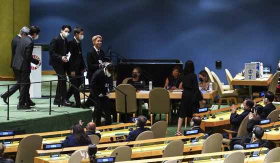 문재인 대통령(오른쪽 두번째)이 지난 20일(현지시각) 뉴욕 유엔 본부 총회장에서 열린 제2차 SDG Moment(지속가능발전목표 고위급회의) 개회식에서 그룹 방탄소년단(BTS)의 연설을 들은 뒤 박수를 보내고 있다. 연합뉴스