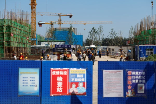 중국 2위 부동산 개발업체인 헝다그룹(에버그랜드) 파산설이 나오는 가운데 22일 베이징의 헝다 사업지에서 근로자들이 이동하고 있다. 로이터연합뉴스