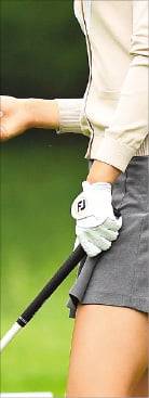 < 장갑 > 
낡은 장갑은 
힘 더 들어가