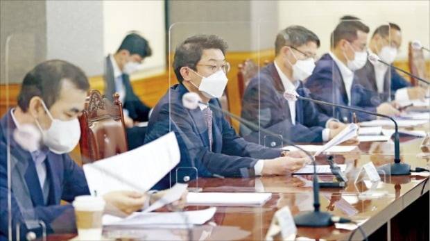 < “국제금융시장 예의주시” > 이억원 기획재정부 1차관(왼쪽 두 번째)이 23일 서울 중구 은행회관에서 열린 거시경제 금융회의에서 발언하고 있다. 이 차관은 “중국 헝다그룹 파산 우려로 국제 금융시장 변동성이 커졌다”며 “신흥국발(發) 위험 요인을 주의 깊게 점검하며 대비하겠다”고 말했다.  /연합뉴스