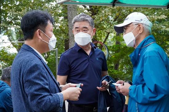 이명원 회장은 코로나19로 지친 어르신들의 건강증진을 위해 다양한 복지시설을 확충하는 데 주력하고 있다.