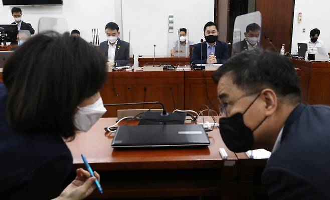 23일 오후 국회에서 열린 언론중재법 여야 협의체 9차 회의에서 더불어민주당 김종민 의원이 모두발언을 하는 동안 국민의힘 전주혜(왼쪽), 최형두 의원이 마주보며 대화를 나누고 있다.&nbsp; &nbsp;연합뉴스