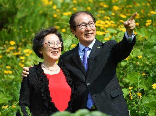 두상달 장로와 김영숙 권사가 지난해 봄 경기도 양평군 서종면 자택 마당에서 사진촬영을 하고 있다.