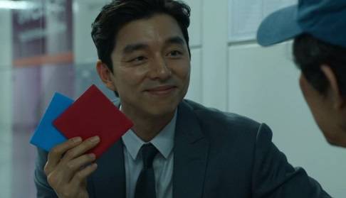 정체불명의 남자(공유)가 기훈(이정재)에게 딱지치기 게임을 제안하는 장면. 트위터 캡쳐