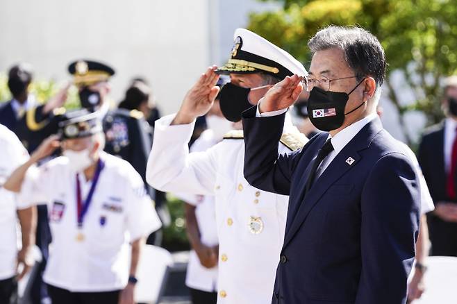 문재인 대통령이 22일(현지시각) 미국 하와이 펀치볼 국립묘지에서 참배하고 있다. [사진 = 연합뉴스]